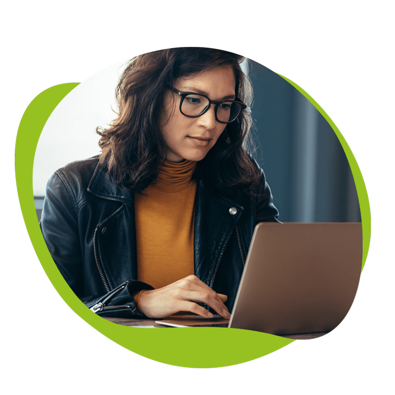 Eine Frau am Laptop, die für ihre Notfallvorsorge eine Kontaktliste anlegt